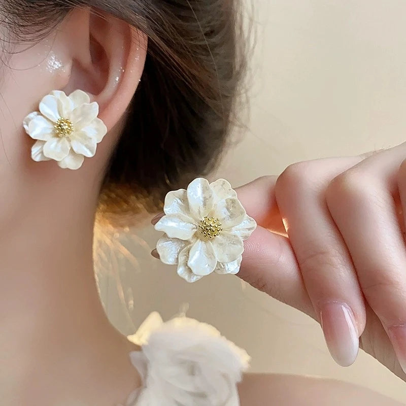 Boucles d'Oreilles Fantaisie Florales & Élégance